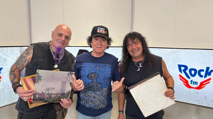Carlitos y Frank junto a Mariskal en el estudio de RockFM