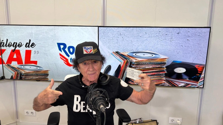 Mariskal con un cassette con versiones de The Beatles por parte de otros artistas